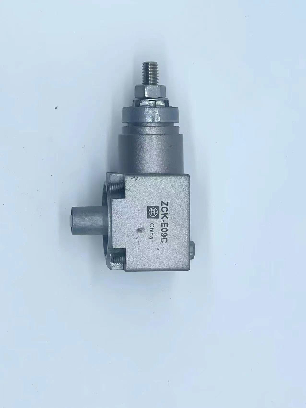 施耐德传感器XS7-C1A1NBL2正品批发现货，包邮 